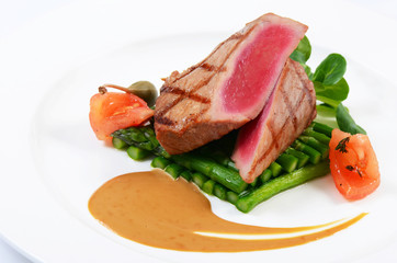 Tuna a grill with an asparagus