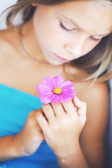 Obraz na płótnie Canvas Girl with a flower