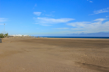 Fototapeta na wymiar Hiszpańskiej plaży Lanzarote na Wyspach Kanaryjskich