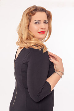 Sch&ouml;ne dralle Frau in einem schwarzen Kleid