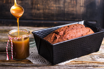 Schokoladenkuchen mit Karamellsauce