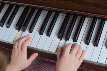 Obraz premium learns to play a piano