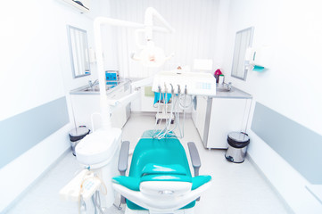 Obraz na płótnie Canvas Narzędzia i profesjonalna stomatologia dentysta krzesło
