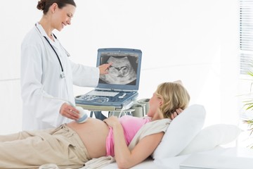 Obraz premium Doctor performing ultrasound