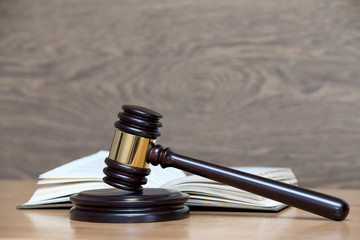 Obraz premium wooden gavel and books