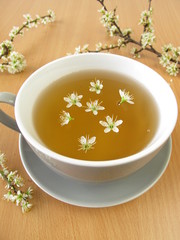 Tee mit Schlehenblüten