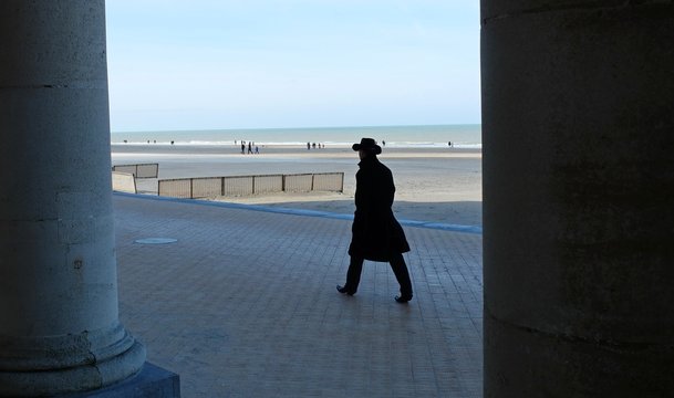 L'homme au chapeau sur la plage d'Ostende