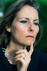 femme préoccupée