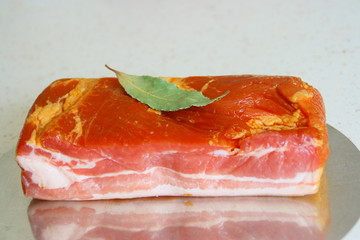 morceau de poitrine de porc crue,isolé