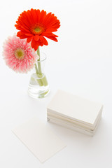 テーブルの上の名刺と花