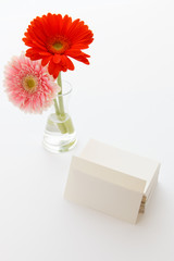 テーブルの上の名刺と花