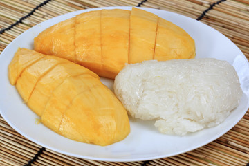Ripe mango and sticky rice cooked with coconut milk