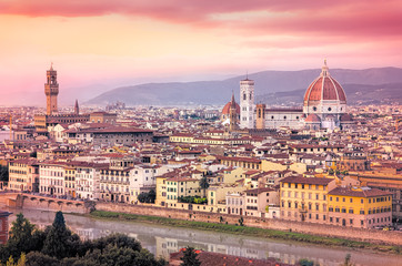 Fototapeta na wymiar Scenic widok Florencji o zachodzie słońca w onirycznej przefiltrowanego stylu