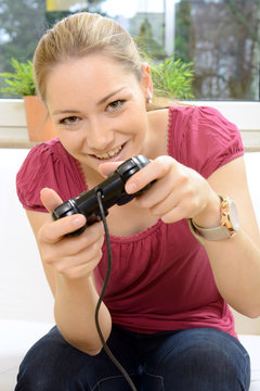 Twen spielt Computer-Spiel