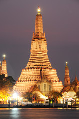 Fototapeta premium The temple after sunset Wat Arun temple in Bangkok,Thailand