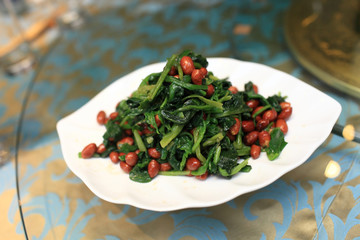 Spinach and crispy peanuts salad with aged vinegar