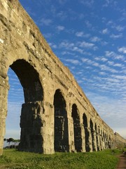 Fototapeta na wymiar Akwedukt szczęśliwy do Rzymu