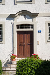 Fototapeta na wymiar Historyczne drzwi wejściowe