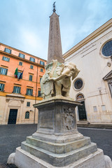 Obraz premium Egyptian obelisk caried by an elephant in Rome