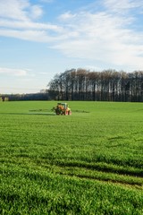 Pflanzenschutz,  Schlepper mit Feldspritze