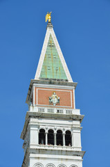 Fototapeta na wymiar Turm auf dem Markusplatz in Venedig