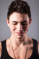 Obraz premium Muscular built man with a dog tags.