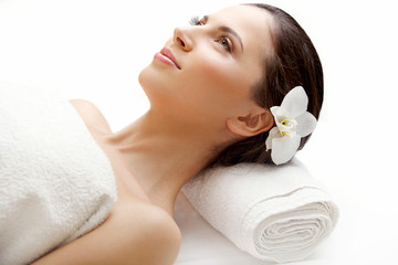 Obraz na płótnie Canvas close up of woman in spa salon getting face treatment