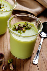 budino al pistacchio nel bicchiere di vetro