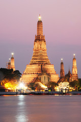 Fototapeta premium The temple after sunset, Wat Arun temple in Bangkok,Thailand