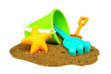 Fototapeta na wymiar Kolorowe zabawki plaży w kupie piasku