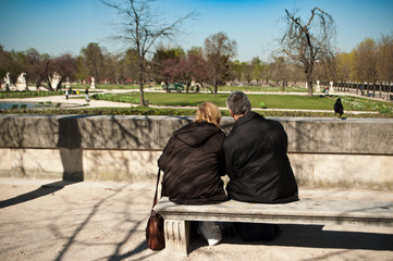 Fototapeta premium amoureux sur un banc jardin des tuileries à Paris