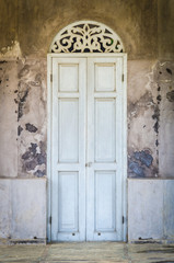 Fototapeta na wymiar Stare klasyczne drzwi i okna