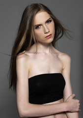 Fototapeta premium portrait of young and attractive woman-gray background