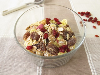 Getrocknete Berberitzen im Müsli