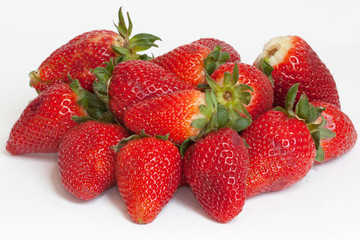 Fraises en vrac  sur fond blanc