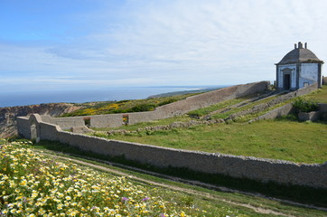 Feldsteinmauer mit Kapelle am Cabo Espichel