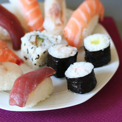 nigiri, uramaki e hosomaki su piatto_ sushi