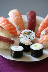 nigiri, uramaki e hosomaki su piatto_ sushi