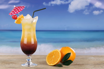 Tequila Sunrise Cocktail am Strand im Urlaub