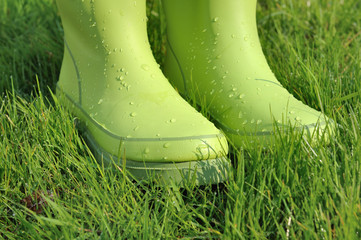 gouttes d'eau sur bottes en caoutchouc