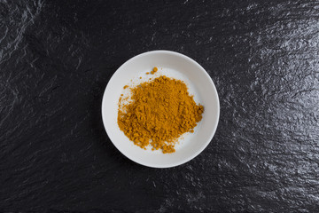 Curry in einer Schale auf Schiefer