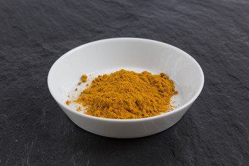 Curry in einer Schale auf Schiefer