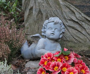 Fototapeta na wymiar Cmentarz anioł między kwiatami