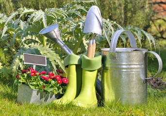 outils, arrosoir et bottes pour jardinage