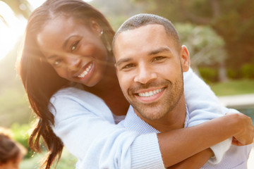 Fototapeta premium Portret Kochającej Pary African American Na Wsi