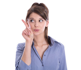 Witzige junge Frau zeigt mit dem Finger zur Seite - isoliert.