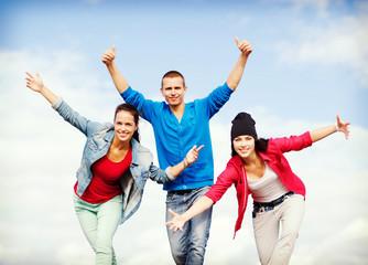 Obraz premium group of teenagers dancing