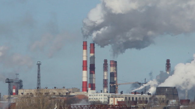 заводской дым, выбросы над городом, зима