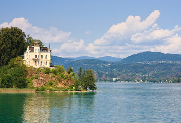 Fototapeta na wymiar Reifnitz Castle on Lake Worth in Carinthia, Austria