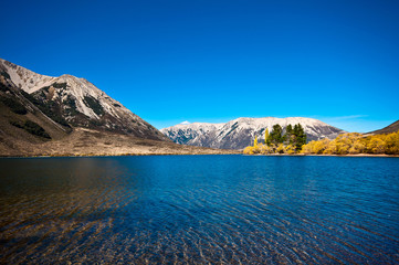 Obraz premium southern alpine alps mountain range at Lake Pearson Arthur's pas